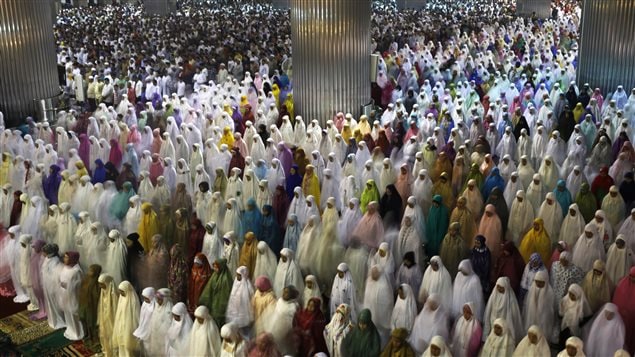 Des femmes assistent à la grande prière du « tarawih » pour marquer le début du ramadan dans une mosquée de Jakarta, la capitale indonésienne.
