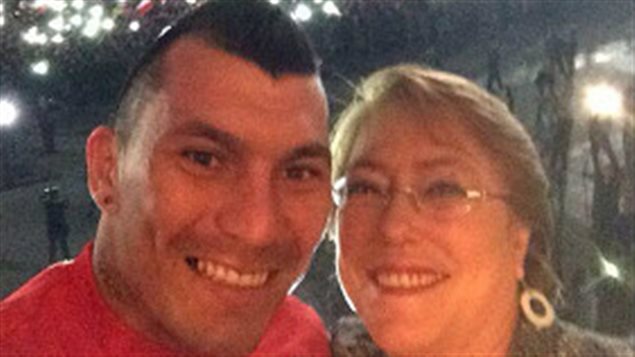 Selfie de Gary Medel y Michelle Bachelet
