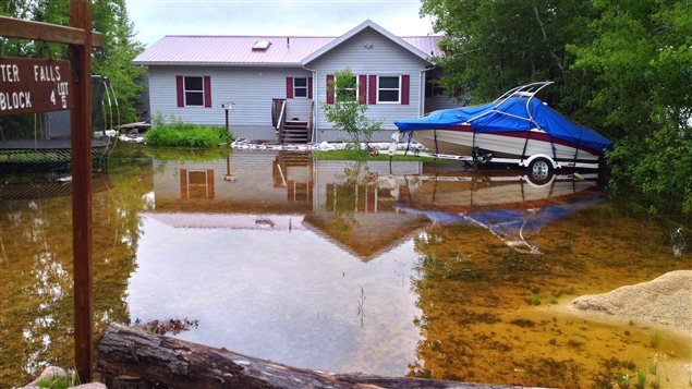 Le terrain d'un chalet inondé à Otter Falls, dans l'est du Manitoba. 