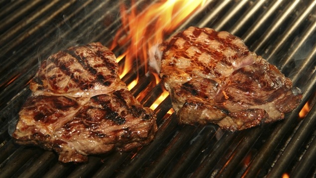 De la viande sur le barbecue De la viande sur le barbecue