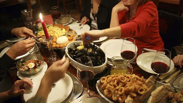 Des gens autour d'une table dans un restaurant Des gens autour d'une table dans un restaurant