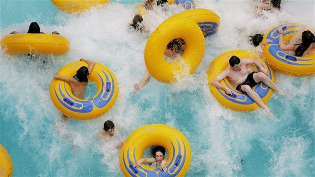 Des enfants au parc d'amusement du West Edmonton Mall.