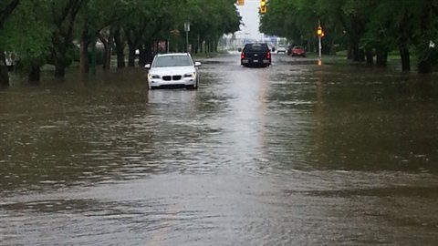 Une rue inondée à Regina en Saskatchewan