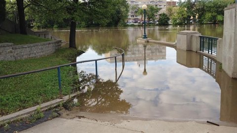 La rivière Assiniboine près du parlement à Winnipeg