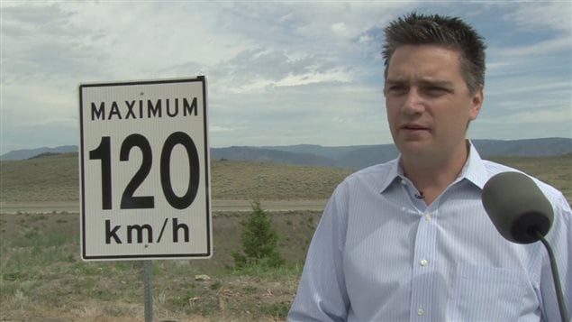 Le ministre des Transports de la C.-B., Todd Stone, près d'une des nouvelles affiches de limite de vitesse.