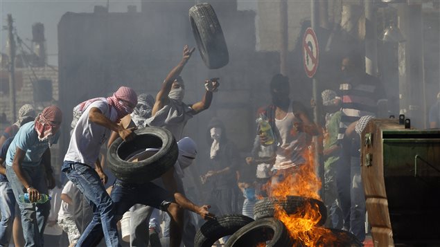 فلسطينيون يحرقون الإطارات في ضواحي القدس
