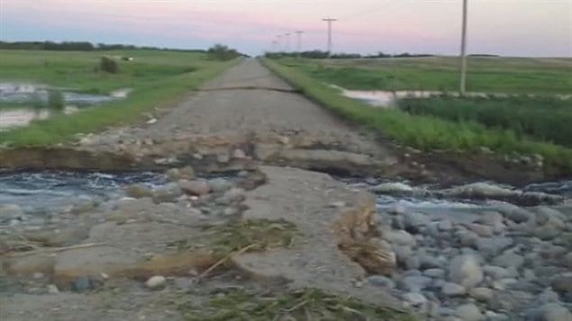  Route coupée par les pluies au Manitoba
