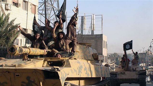 مقاتلون من "داعش" يجوبون في مدينة الرقة في وسط شمال سوريا في حزيران (يونيو) الفائت على متن دبابات غنموها من الجيش السوري