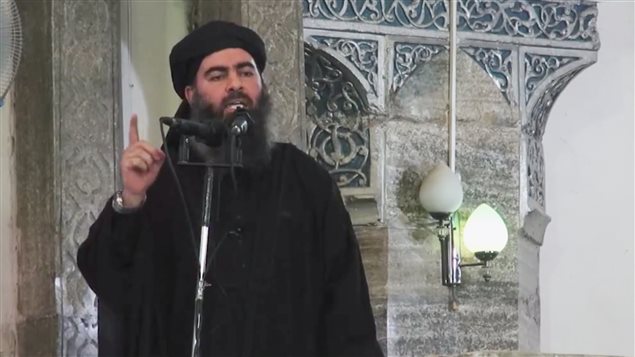 زعيم "الدولة الإسلامية" أبو بكر البغدادي ملقياً خطبة الجمعة الموافق في 4 تموز (يوليو) 2014 في أحد مساجد الموصل بصفته "الخليفة ابراهيم أمير المؤمنين"