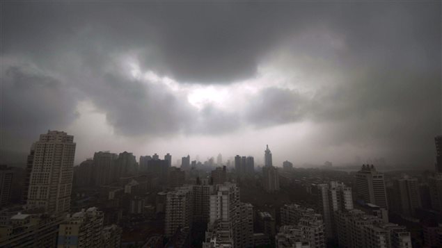 D'épais nuages obscurcissent le ciel sur la ville chinoise de Xiamen.