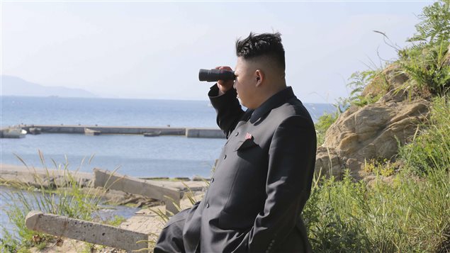 Kim Jong-un sur la côte nord-coréenne lors d'une inspection militaire