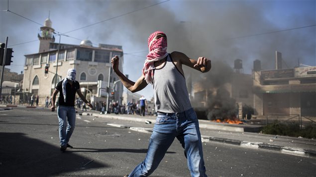Jóvenes palestinos afrontando las fuerzas isrelíes 