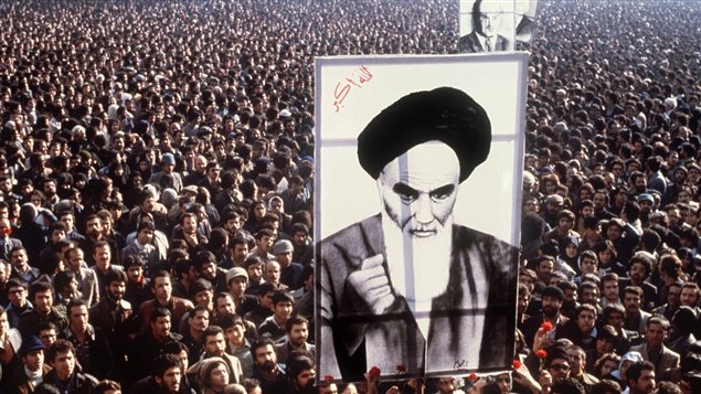 Des manifestants tiennent une pancarte de l’ayatollah Khomeini, en janvier 1979, pour réclamer le départ du chah.
