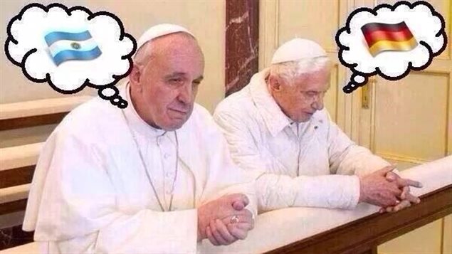 Los papas Francisco y Benedicto XVI. Esta es una de las tantas imágenes que circulan en las redes sociales y que se desconoce la fuente. 