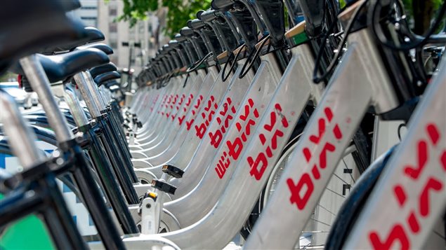 Les vélos en libre-service bien rangés dans une rue de Montréal Les vélos en libre-service bien rangés dans une rue de Montréal