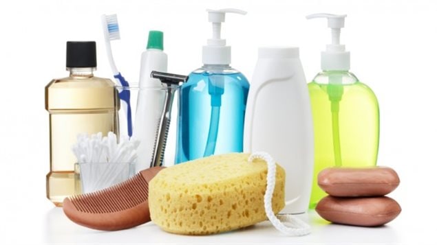 Ce produit chimique se retrouve dans quelque 1600 produits cosmétiques et de soins personnels au Canada comme le savon, le shampooing, le fard pour les yeux et même le dentifrice.