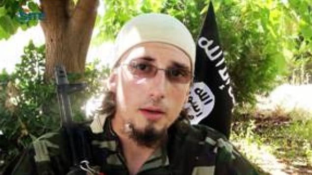 Une vidéo de recrutement du groupe sunnite djihadiste l'État islamique montre le Canadien André Poulin, mort en Syrie.