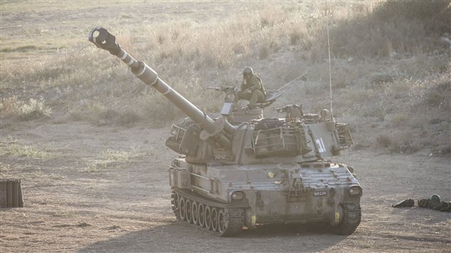 مصفحة إسرائيلية على الحدود مع غزة