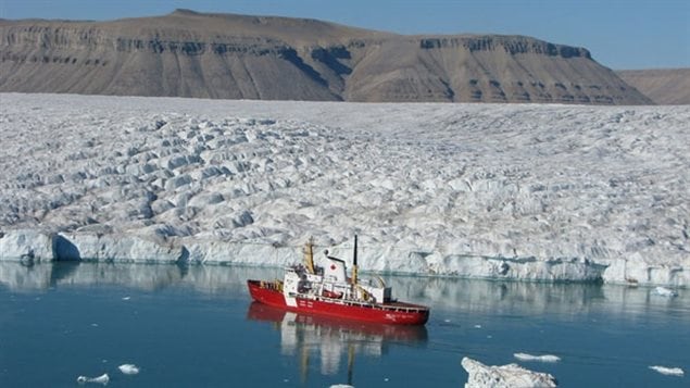  Le NGCC Des Groseillers, navire de La Garde côtière du Canada