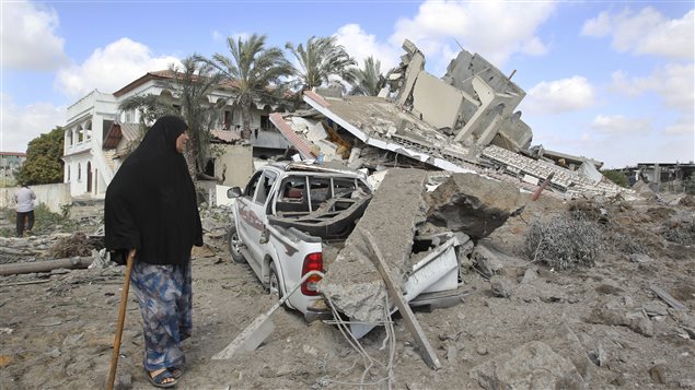 ما تبقى من أحد منازل قطاع غزة بعد غارة جوية إسرائيلية اليوم