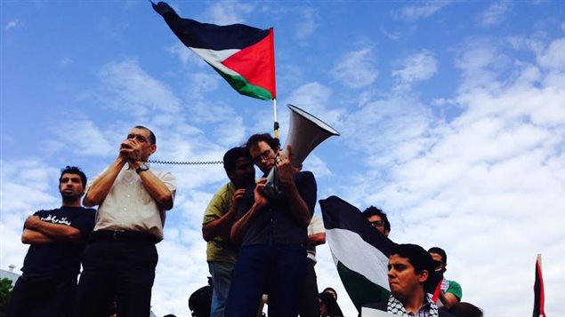Une manifestation de soutien à Gaza, mercredi 16 juillet à la sortie du métro Mont-Royal à Montréal.