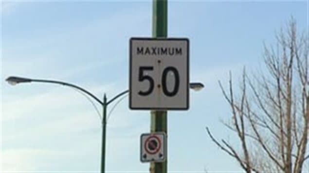  Panneau de limitation de vitesse au Canada