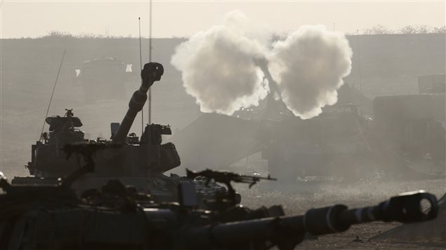 Un char tir des obus sur Gaza quelques minutes avant l'entrée en vigueur d'une trêve humanitaire obtenue par l'ONU.