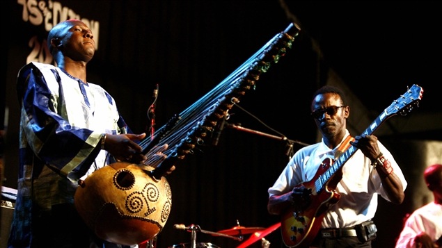 Le musicien sénégalais Ablaye Cissoko jouant de sa kora. Le musicien sénégalais Ablaye Cissoko jouant de sa kora.