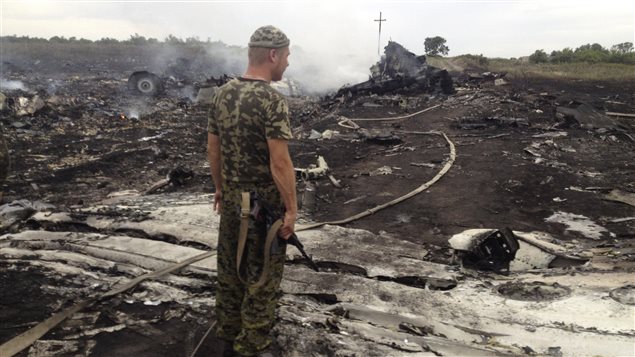 Un militaire rebelle pro-russe sur le site de l'écrasement du vol MH17 de la Malaysia Airlines Un militaire rebelle pro-russe sur le site de l'écrasement du vol MH17 de la Malaysia Airlines