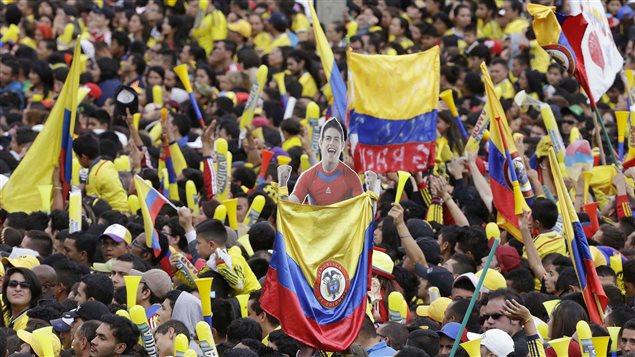 Aficionados colombianos apoyando a su equipo en Brasil.