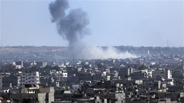 الدخان يتصاعد في غزّة بعد سقوط صاروخ غسرائيلي في 17 تموز يوليو 2014