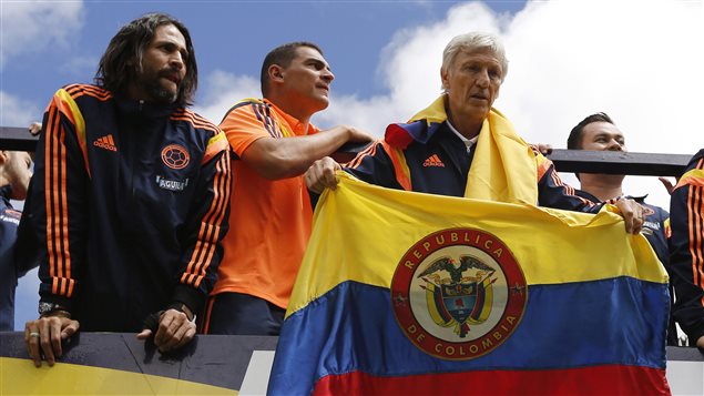Mario Yepes, Farid Mondragon y José Peckerman en el desfile en Bogotá, a su regreso del Mundial de Brasil. 