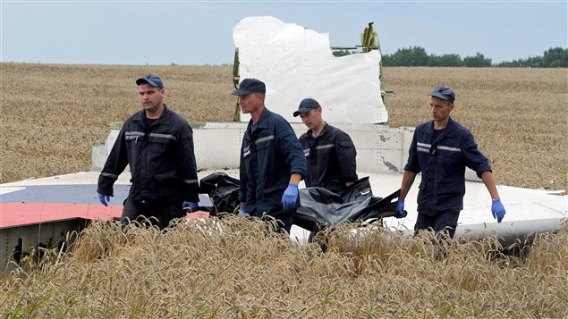 Des secouristes ukrainiens transportent le corps d'une victime de l'écrasement d'avion de Malaysia Airlines.