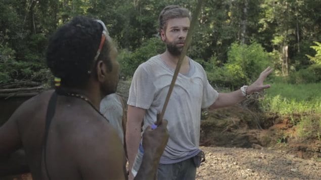 Guillaume Dulude explique son projet à des membres de la tribu korowai. Guillaume Dulude explique son projet à des membres de la tribu korowai.