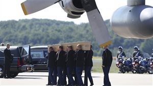 Vol MH17 : retour de premières victimes aux Pays-Bas