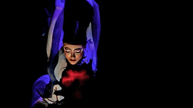 Une acrobate du spectacle Quidam, du Cirque du Soleil