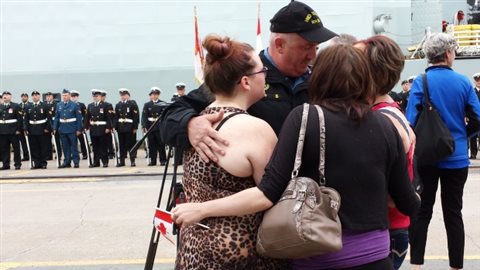 Scène d'au revoir ce matin à Halifax. Le NCSM Toronto sera déployé en Méditerranée