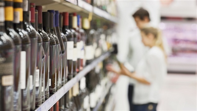 Un étalage de vins à l'épicerie Un étalage de vins à l'épicerie