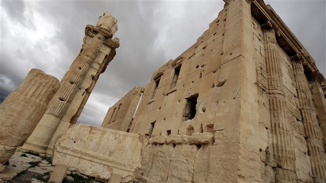 آثار القصف على أحد اعمدة قلعة تدمر في 14 آذار مارس 2014