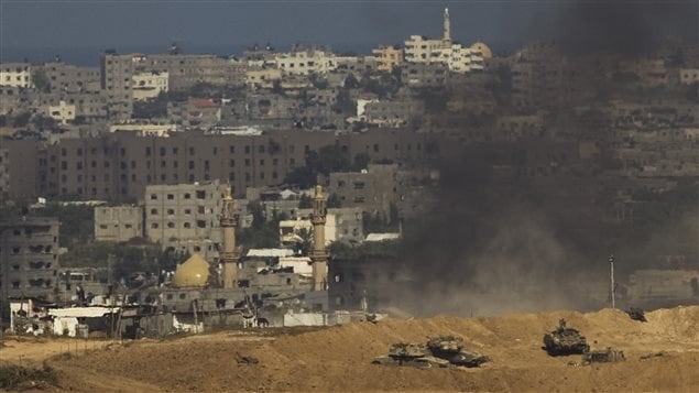 Des tanks israéliens positionnés dans la bande de Gaza, où les hostilités ont fait plus de 800 morts.