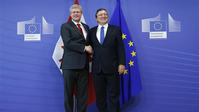 El primer ministro canadiense, Stephen Harper y el presidente de la Comisión Europea, Jose Manuel Barroso, cuando se dio un acuerdo de principios, en octubre del 2013. 