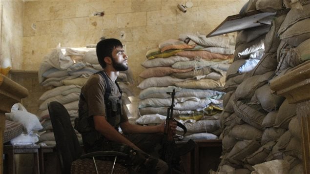 Un combatiente en la guerra civil en Siria