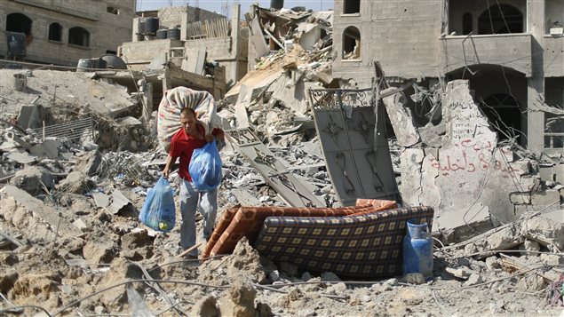 Un homme a profité de la trève pour aller chercher ce qu'il restait de sa maison, qui a été détruite par les bombardements à Gaza. 