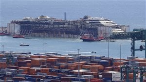 L'épave du Costa Concordia arrivée au port de Gênes