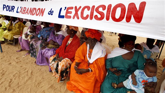 Un groupe de femmes sénégalaises protestent contre la pratique de l'excision