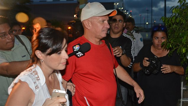 El ex general venezolano Hugo Carvajal, ayer, cuando llegaba al aeropuerto internacional Reina Beatríz -en Aruba- poco después de ser liberado por las autoridades holandesas. 