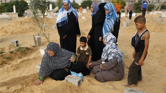 أسرة فلسطينية تبكي إبنها الضحية