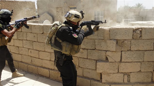 Soldados iraquíes patrullan en Ramadi.