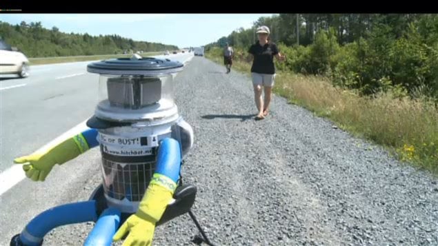 Hitchbot, vu ici l'été de l'an dernier à une époque plus heureuse où il effectuait un marathon d'auto-stop autonome de 6000 km de bout en bout du Canada - un voyage qu'il a terminé sans incident. 