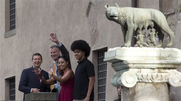 Bill de Blasio, le maire de New York, passe ses vacances en Italie. On le voit en compagnie de sa famille, et du maire de Rome, Ignazio Marino (à l'extrême gauche). Bill de Blasio, le maire de New York, passe ses vacances en Italie. On le voit en compagnie de sa famille, et du maire de Rome, Ignazio Marino (à l'extrême gauche).